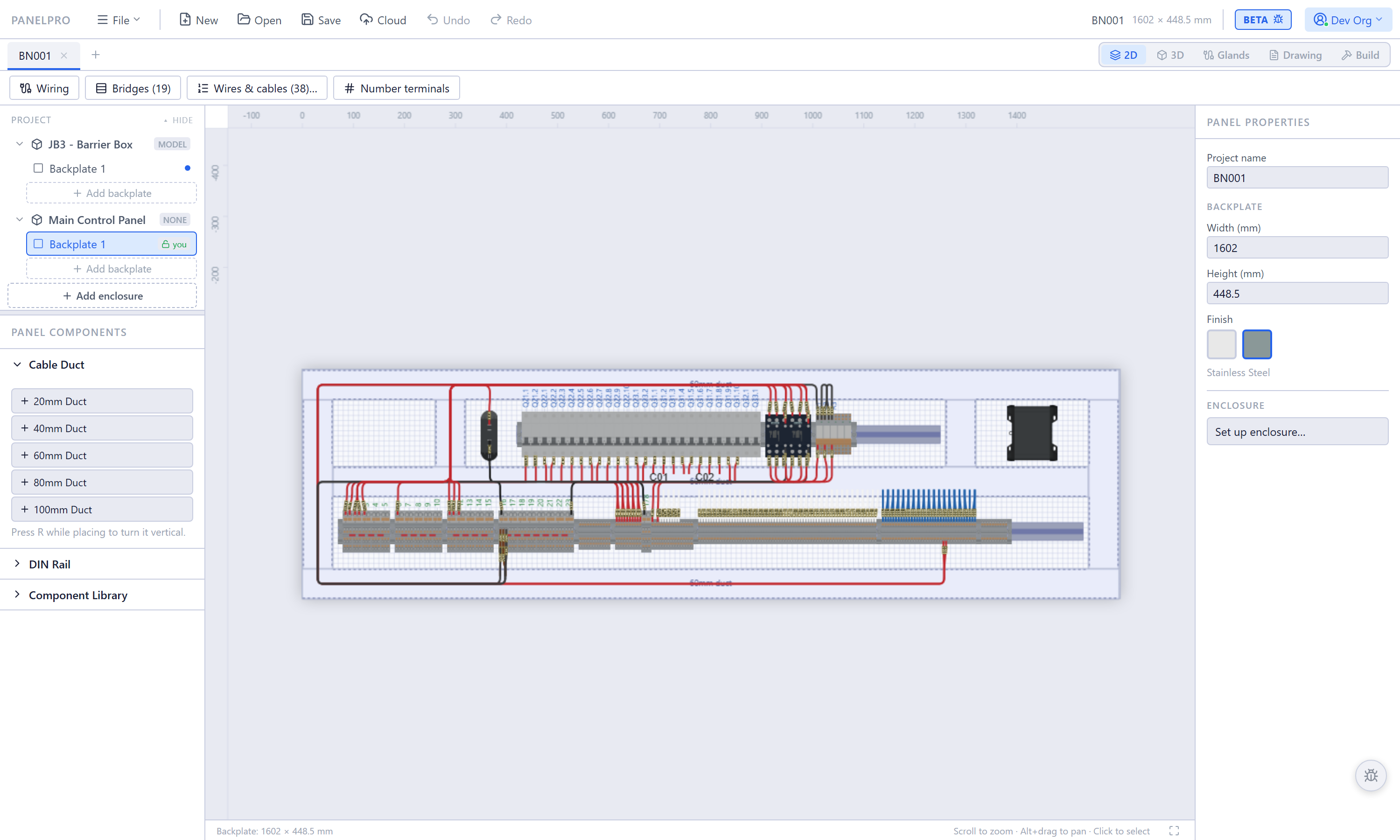 The 2D editor: a 1602 millimetre backplate laid out at true size — a row of twenty-six single-pole breakers, contactors, PLC I/O modules and a cellular router snapped onto DIN rail between runs of 40 and 60 millimetre slotted duct, with terminal strips numbered along the whole lower rail.
